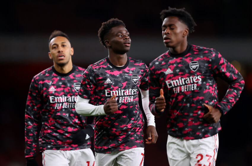 LONDON, ENGLAND - OCTOBER 22: Pierre-Emerick Aubameyang, Bukayo Saka and Albert Sambi Lokonga of Arsenal warm up prior to the Premier League match between Arsenal and Aston Villa at Emirates Stadium on October 22, 2021 in London, England. (Photo by Richard Heathcote/Getty Images)