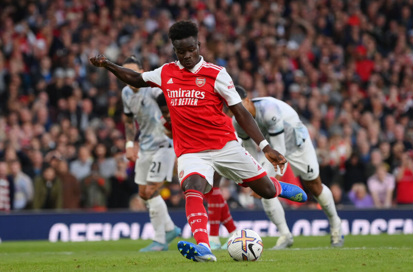 LONDON, ENGLAND - OCTOBER 09: Bukayo Saka of Arsenal scores their team's third goal from the penalty spot during the Premier League match between Arsenal FC and Liverpool FC at Emirates Stadium on October 09, 2022 in London, England. (Photo by Shaun Botterill/Getty Images)