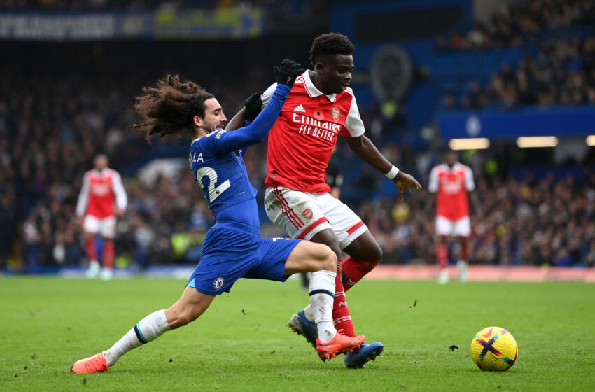 LONDON, ENGLAND - NOVEMBER 06: Bukayo Saka of Arsenal holds off Marc Cucurella of Chelsea during the Premier League match between Chelsea FC and Arsenal FC at Stamford Bridge on November 06, 2022 in London, England. (Photo by Justin Setterfield/Getty Images)