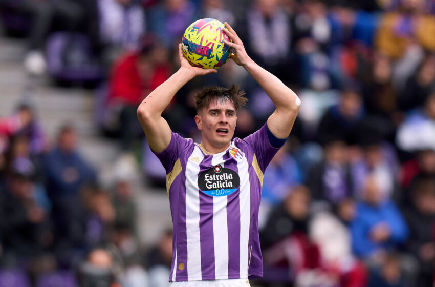 VALLADOLID, SPAIN - MARCH 05: Ivan Fresneda of Real Valladolid takes a throw-in during the LaLiga Santander match between Real Valladolid CF and RCD Espanyol at Estadio Municipal Jose Zorrilla on March 05, 2023 in Valladolid, Spain. (Photo by Angel Martinez/Getty Images)