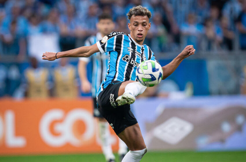PORTO ALEGRE, BRAZIL - JUNE 25: Paulo de Souza Bitello of Gremio in action during Campeonato Brasileiro Serie A match between Gremio and Coritiba at Arena do Gremio on June 25, 2023 in Porto Alegre, Brazil. (Photo by Richard Ducker/Eurasia Sport Images/Getty Images)