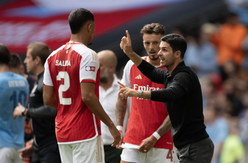 LONDON, ENGLAND - AUGUST 06: Arsenal manager Mikel Arteta gives instructions to William Saliba and Ben White during The FA Community Shield match between Manchester City against Arsenal at Wembley Stadium on August 06, 2023 in London, England. (Photo by Visionhaus/Getty Images)