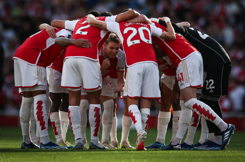 LONDON, ENGLAND - OCTOBER 08: Martin Odegaard of Arsenal speaks to his players during the Premier League match between Arsenal FC and Manchester City at Emirates Stadium on October 08, 2023 in London, England. (Photo by Ryan Pierse/Getty Images)