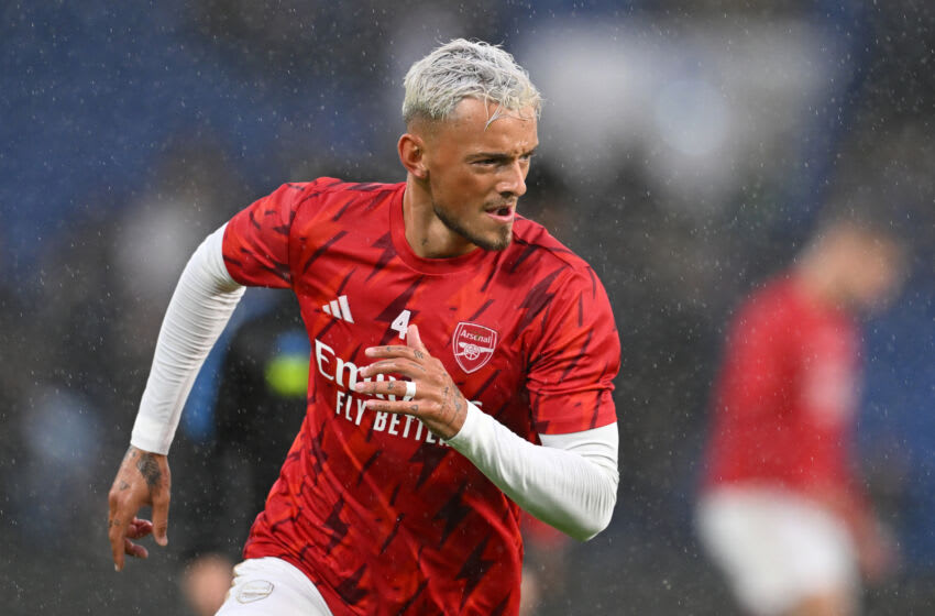 LONDON, ENGLAND - OCTOBER 21: Ben White of Arsenal warms up prior to the Premier League match between Chelsea FC and Arsenal FC at Stamford Bridge on October 21, 2023 in London, England. (Photo by Michael Regan/Getty Images)
